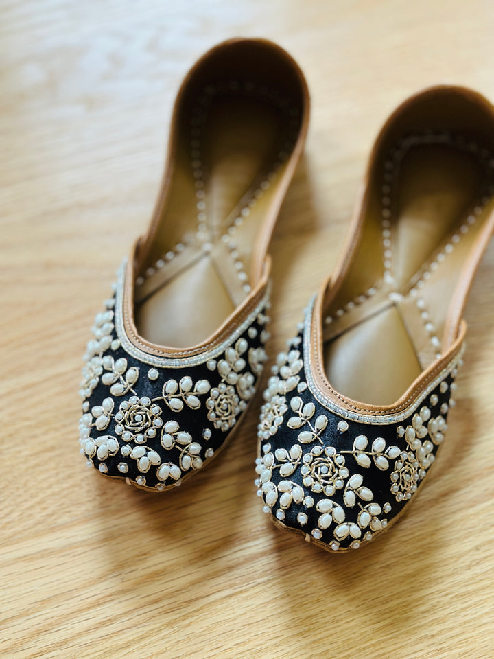 DANCING PEARLS BLACK (JUTTI)